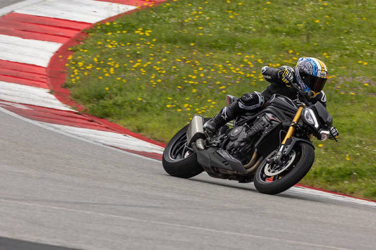 進化を遂げた英国の雄!「トライアンフ Speed Triple 1200 RS」徹底試乗レビュー